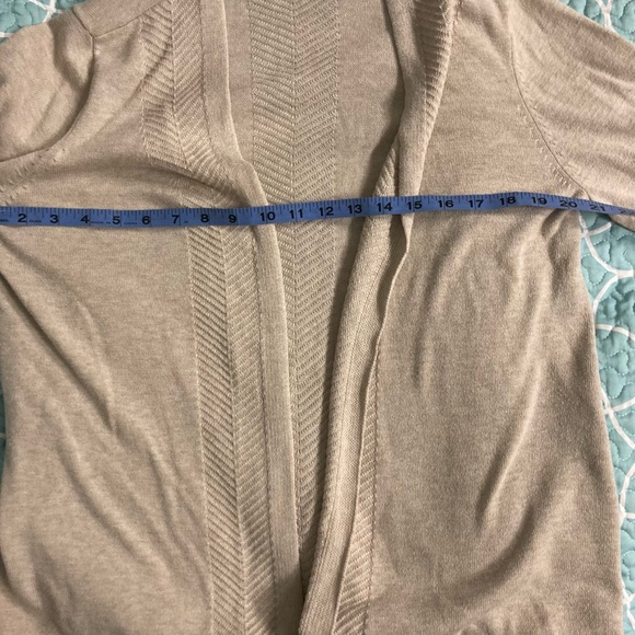 Like new! Liz Claiborne beige cardigan - Picture 7 of 16
